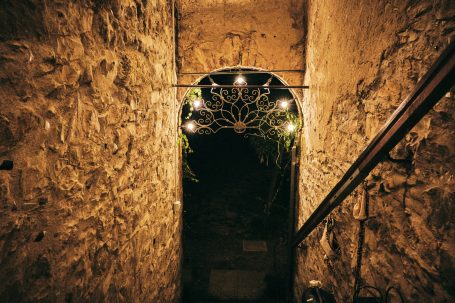 Treppenaufgang aus Stein mit sanfter Beleuchtung.